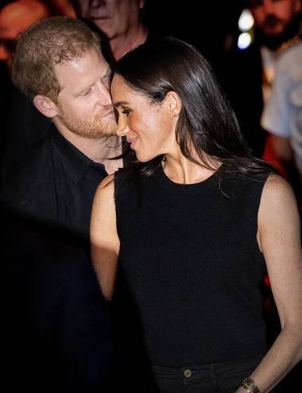 Harry a Meghan ruku v ruce vyslali z Německa jasný vzkaz: Máme se rádi a rozvádět se nehodláme
