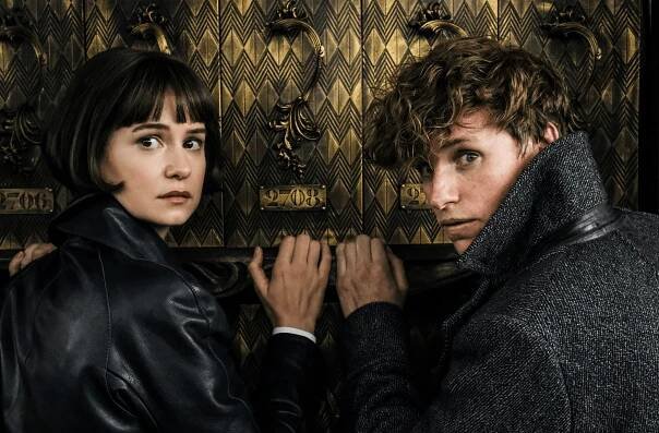 Katherine Waterston, Eddie Redmayne in "Fantastic Beasts: The Crimes of Grindelwald"