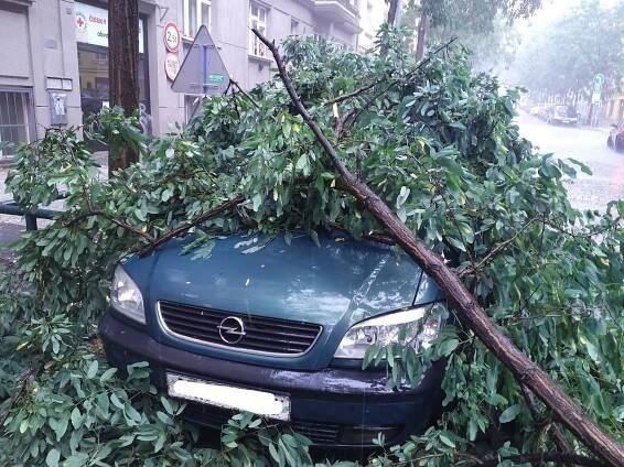 Podívejte se: Hasiče stále zaměstnává včerejší bouřka. Výstraha platí i nadále