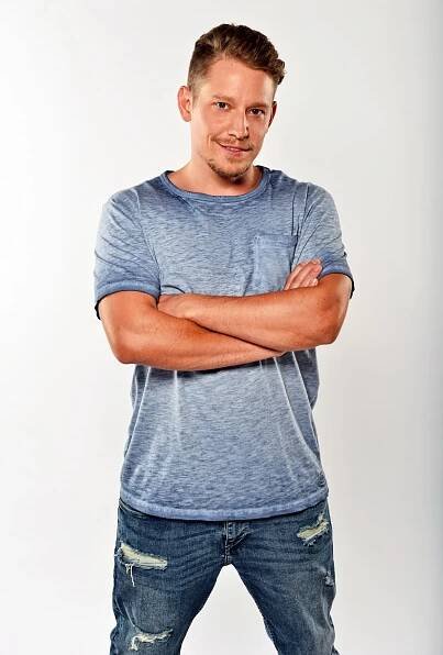 Pubertální ucho z Ulice byste v tomhle fešákovi nepoznali: Štěpán Benoni už je 5 let ženatý a nabral svaly