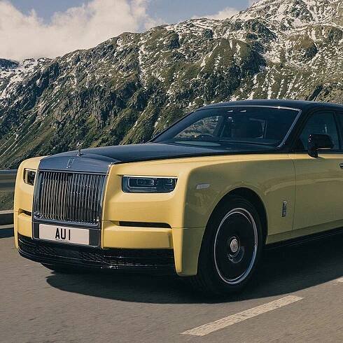 Rolls-Royce Phantom oslavuje bondovku Goldfinger. Uvnitř vozí zlatou cihlu