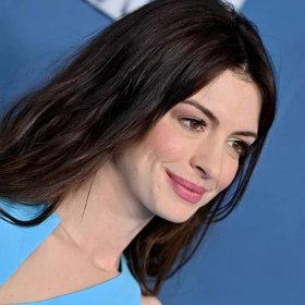 Anne Hathaway hat gerade einen Jeans-Look auf dem roten Teppich getragen – und ja, es funktioniert