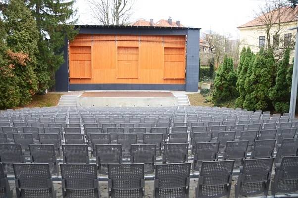 Prachatice mají nové letní kino za 50 milionů, opozice ho kritizuje