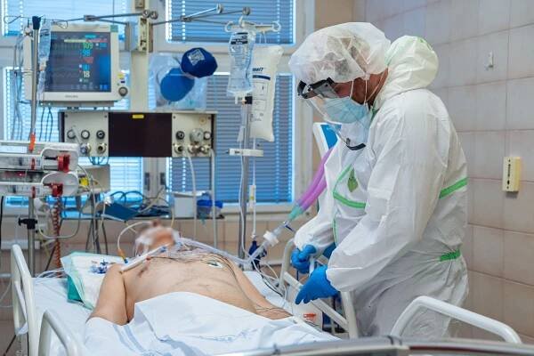 Přidělovat ventilátory mladším na úkor starších není diskriminace, říká lékařský etik