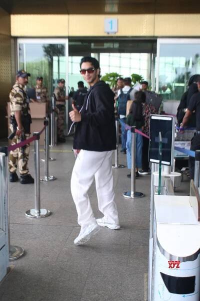 Vedang Raina Spotted At Mumbai Airport Departure - Gallery
