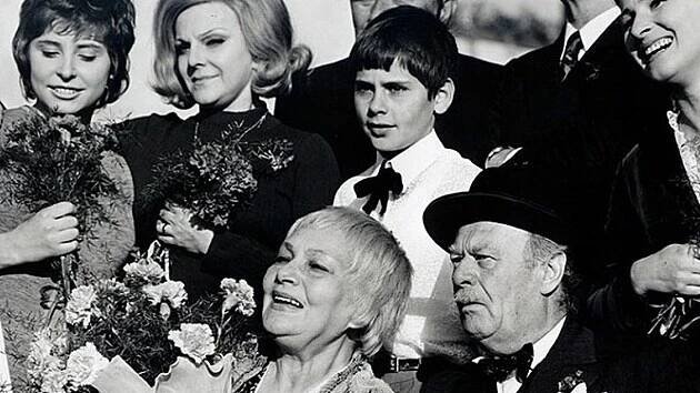 Blanka Lormanová, Slávka Budínová, Jiřina Šejbalová, Antonín Navrátil, Bohuš Záhorský a Marcela Martínková ve filmu Zlatá svatba (1972)
