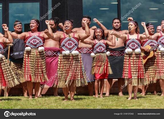 Stáhnout - Nový Zéland Maori ženy a dívky na sobě tradiční šaty, vystupující v kapa haka (tanec) skupina. Tauranga, Nový Zéland, 6. února 2019 — Stock obrázek