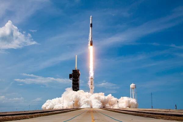 Sledujte živě: Muskova SpaceX uskuteční další vesmírnou misi s internetovými satelity Starlink | Kurzy.cz