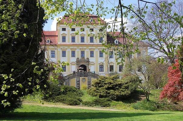 Zrcadlový sál na Červeném Hrádku projde obnovou. Restaurátoři se pustí do dřeva