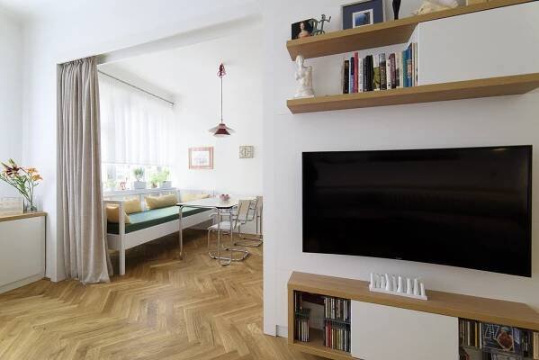 Z garsonky pohodlný apartmán pro dva: interiér zdobí původní topení a dřevěná podlaha