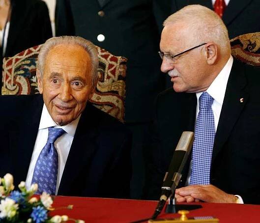 Izraelský prezident Šimon Peres s českým protějškem během tiskové konference, která se uskutečnila 30. března na Pražském hradě.