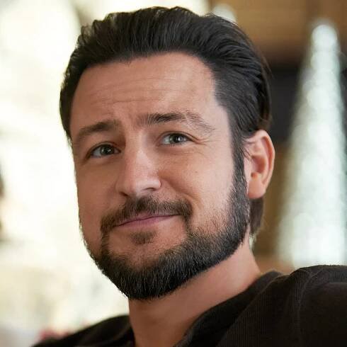 Hallmark Fans Are Overjoyed as Tyler Hynes Shares a First Look at His Much-Anticipated Holiday Movie