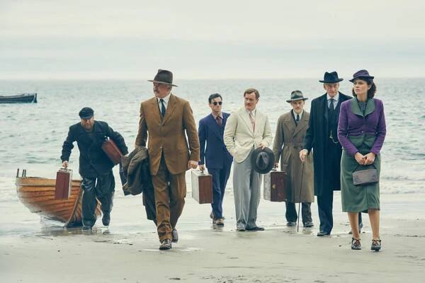 Až tam nezbyl žádný - Epizoda 1 - Z filmu - Christopher Hatherall, Sam Neill, Aidan Turner, Toby Stephens, Burn Gorman, Charles Dance, Maeve Dermody