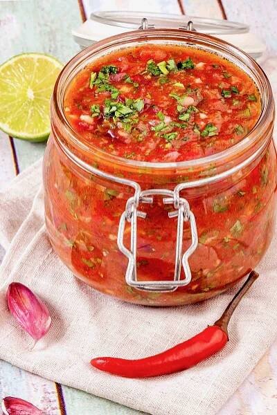 Rajčatová salsa ve skleněné sklenici. — Stock obrázek