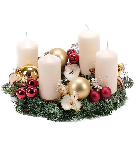 Adventní věnec z živé chvojí červené svíčky hvězdičky