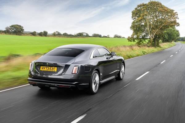 Za volantem elektrického Rolls-Royce. Spectre nešokuje čísly, přesto je výjimečný