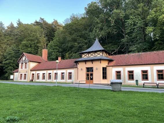 Budova lázní Kostelec (Historická budova) • Mapy.com