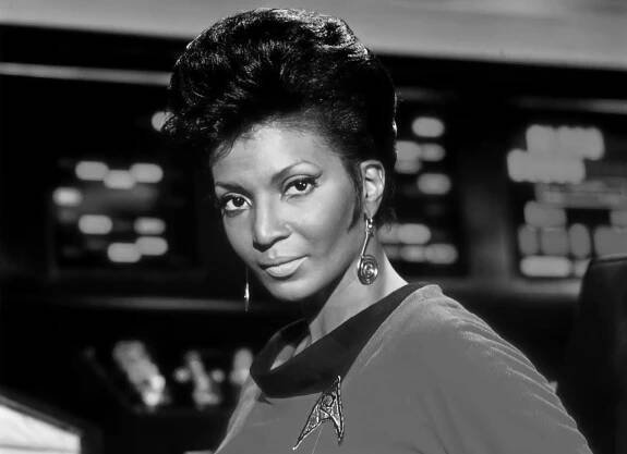 Zemřela Nichelle Nichols, důstojnice Uhura ze Star Treku. Její polibek s Kirkem vstoupil do dějin