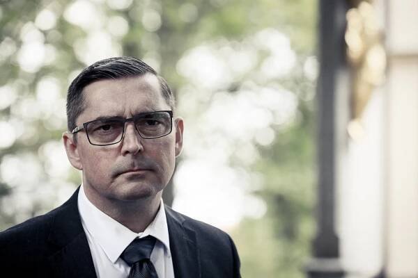 FOTO: Jiří Vyorálek ztvárnil vysoce postaveného politika. – stránka 7