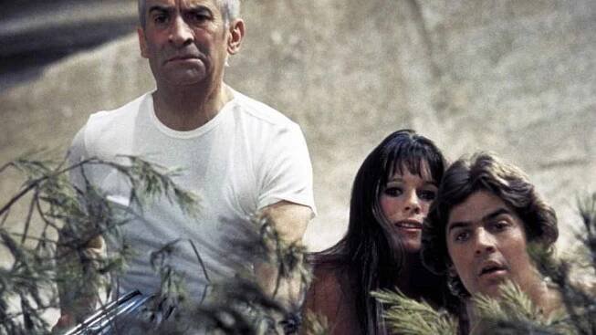 NA STROMĚ. Louis de Funès, Geraldine Chaplinová a Olivier de Funès ve filmu, který v sobotu uvede Česká televize. 
