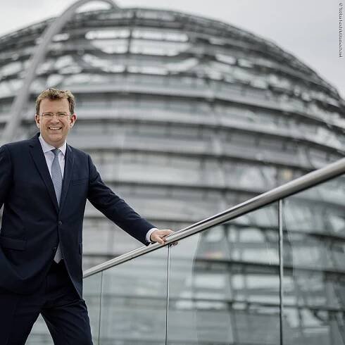 Reinhard Brandl vor Reichstagskuppel