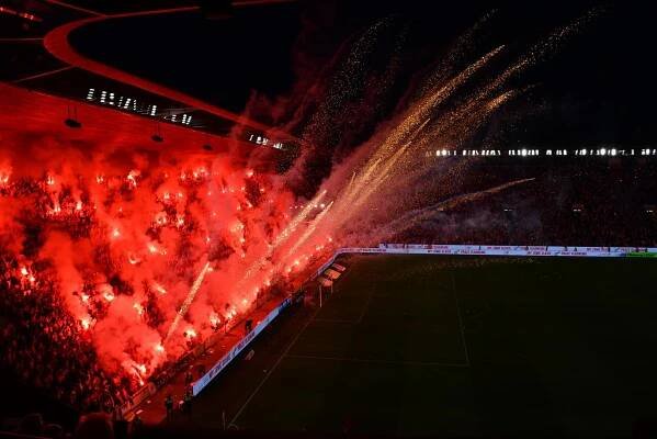 Ohňostroj osmdesát let a jeden den po válce v pražském Edenu po derby Slavia - Sparta 2:1