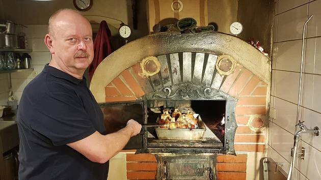 Úctyhodná tradice. Tři sta let stará hospoda láká na vyhlášené pečené koleno