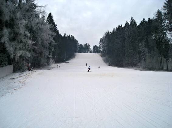 Zpráva pro lyžaře: Ski areál Máchovka je stále v provozu