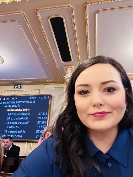 Dohady ve Fialově koalici o dětský certifikát: Benda to schytal od poslankyně Urbanové