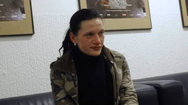 Narkomanka Katka se chce vyléčit a utéct z Česka. Po letech na drogách ji tlačí orgány