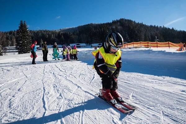Sezóna ve Ski areálu Razula vrcholí: o víkendu bude testování skialpů a dětský závod