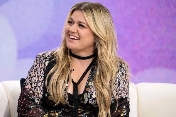 Kelly Clarkson Reveals She Ripped Her Pants Filming 'Since U Been Gone' Music Video: 'A Lot of Moon'