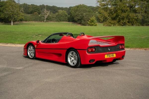 Výjimečné Ferrari F50, které vlastnil Rod Stewart, hledá nového majitele