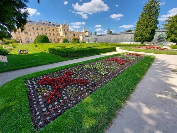 Turisté mířili do zahrad místo komnat. Památkáři: Ztráty budou větší než loni