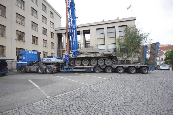 Převoz tanku T-34 z vojenského muzea u Vítkova v Praze do VTM Lešany » APB Plzeň - zemní práce, demolice, doprava a přeprava
