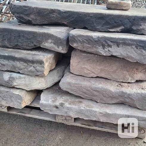 Starý kamenný  a železný material - foto 1