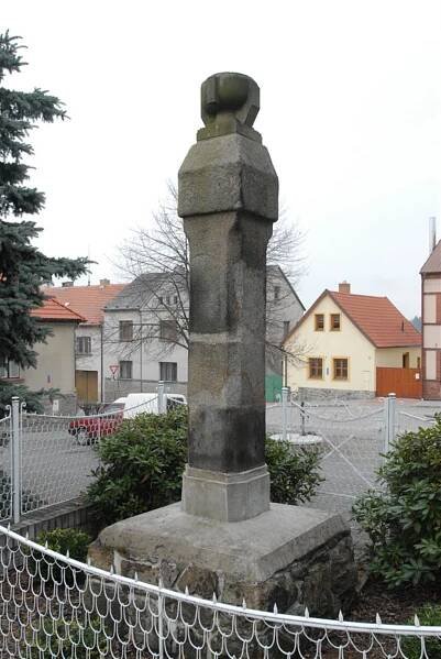 Pomník padlých - starý pranýř 