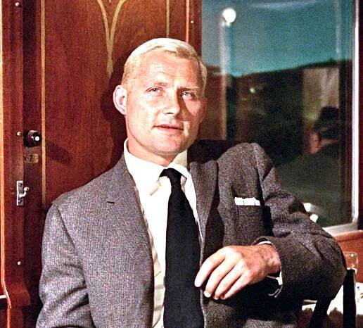 Robert Shaw In Gray Suit Wallpaper