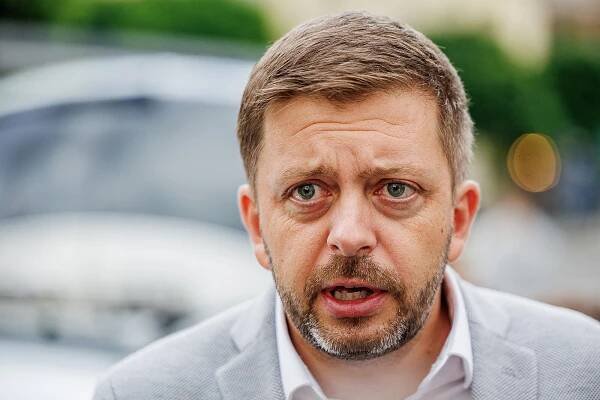 Nervozita lidí je obrovská, tahle vláda je ale nenechá v nouzi, řekl Rakušan