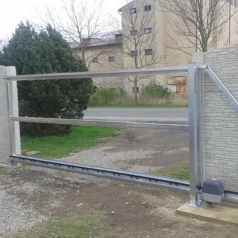 Vjezdové brány posuvné samonosné | Plastové ploty