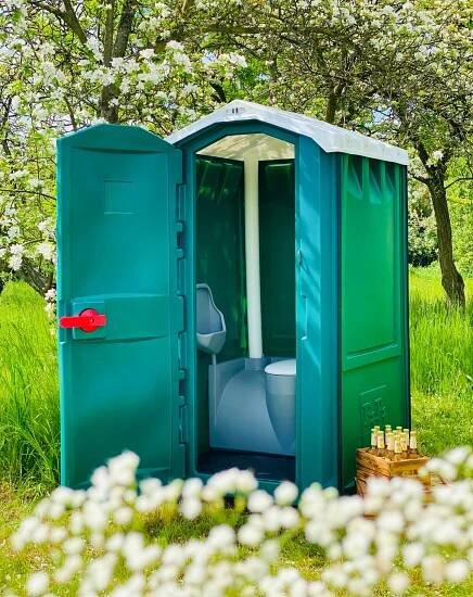 PiPiBox Party steht im Garten mit offenen Tür.