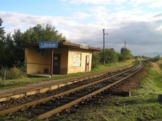Vlaková zastávka - dnes celkem typický obrázek.