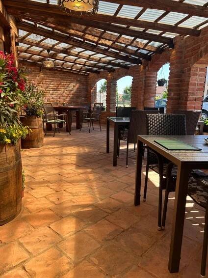 Restaurace Grusbach - terasa s cihlovou pergolou