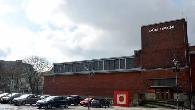 Dům umění v Ostravě představí sochařku Mikeskovou a malíře Bendu