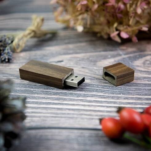 Dřevěný flash disk Tmavé dřevo - Ořech 128 GB USB 3.0 + GRAVÍROVÁNÍ LOGO Barva hnědá