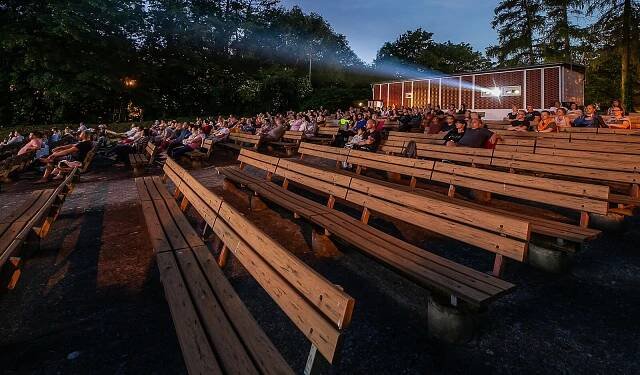 Hradecké letní kino má vylepšenou hospodu, venkovním biografům se daří