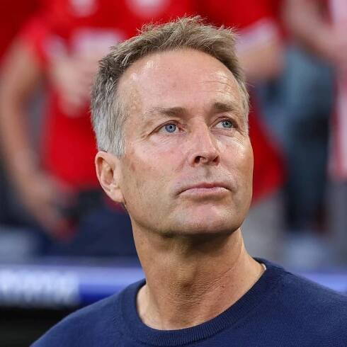Dänemarks Fußballtrainer Kasper Hjulmand am 25.06.2024 blickt nach oben während eines Fußballspieles der EM gegen Serbien.