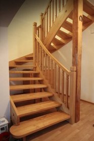 Dřevěné točené schody vedoucí do patra
