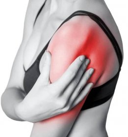 Mladá žena s bolestí na její paže a ramena. izolované na bílém pozadí. Černobílá fotografie s červenou tečkou. — Stock obrázek