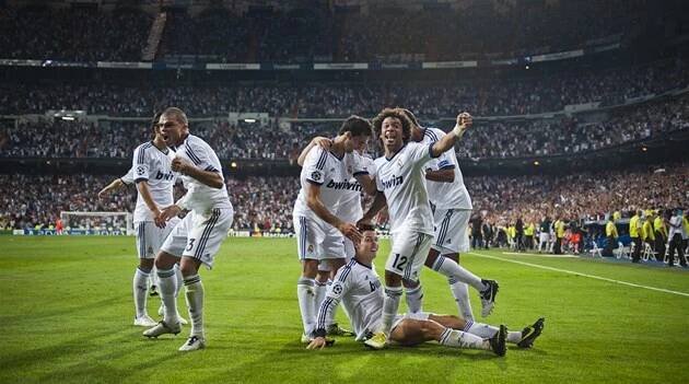 Fotogalerie: MADRIDSKÁ EUFORIE. Fotbalisté Realu Madrid se radují z vítězného gólu, který v